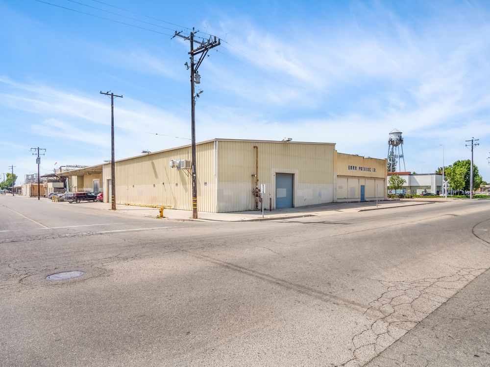±86,000 SF High Exposure Industrial Building on 2.42 Acres : 661 L St, Sanger, CA 93657